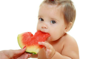 A partir de quantos meses os bebes começam a comer as frutas?